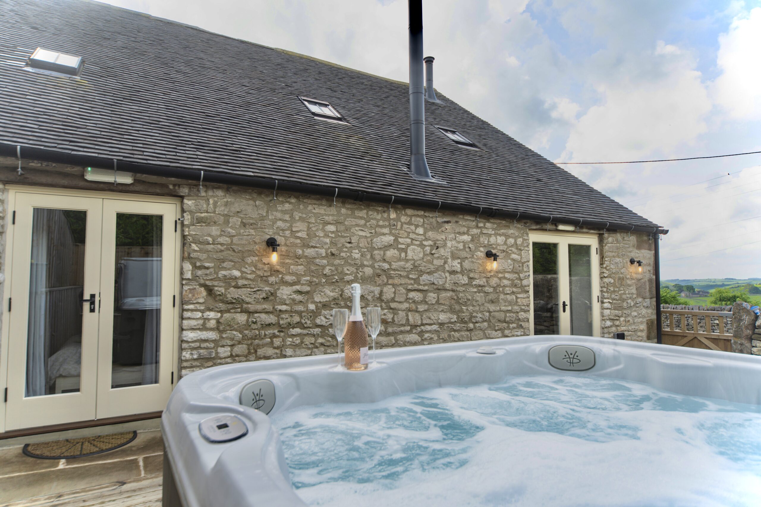 Heathcote Hideaway hot tub and outside of holiday cottages